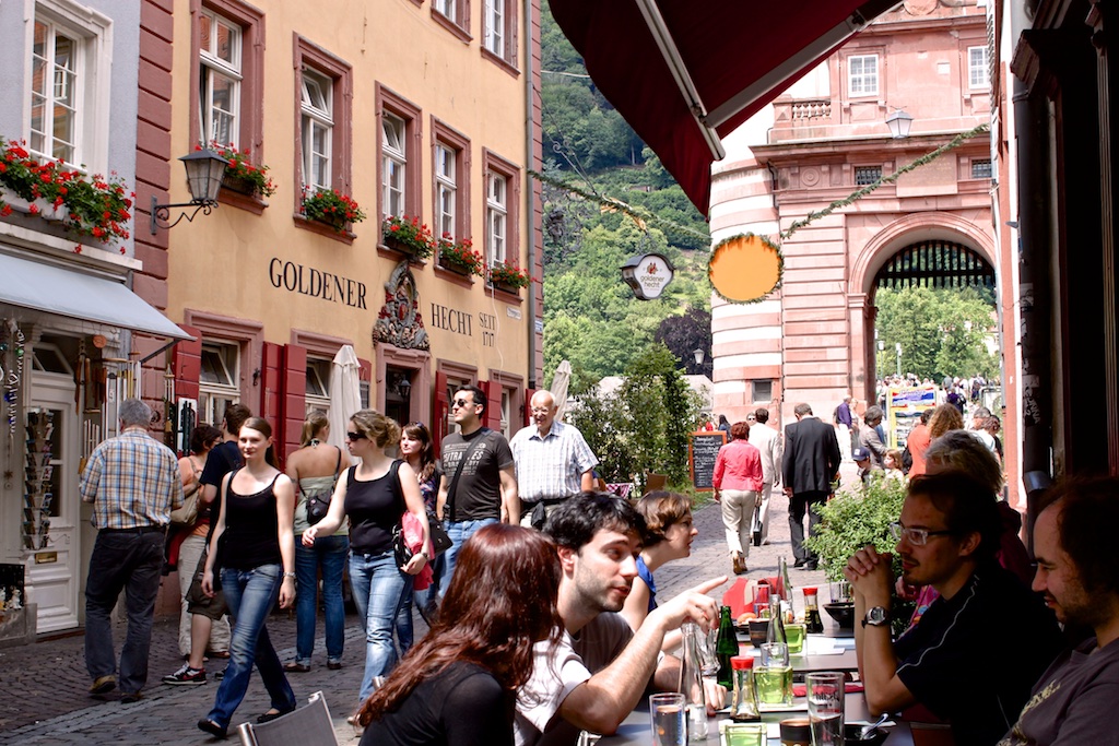 Touristentreiben am alten Tor