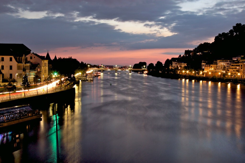 Heidelberg Blick vom alten Tor den Neckar hinab
